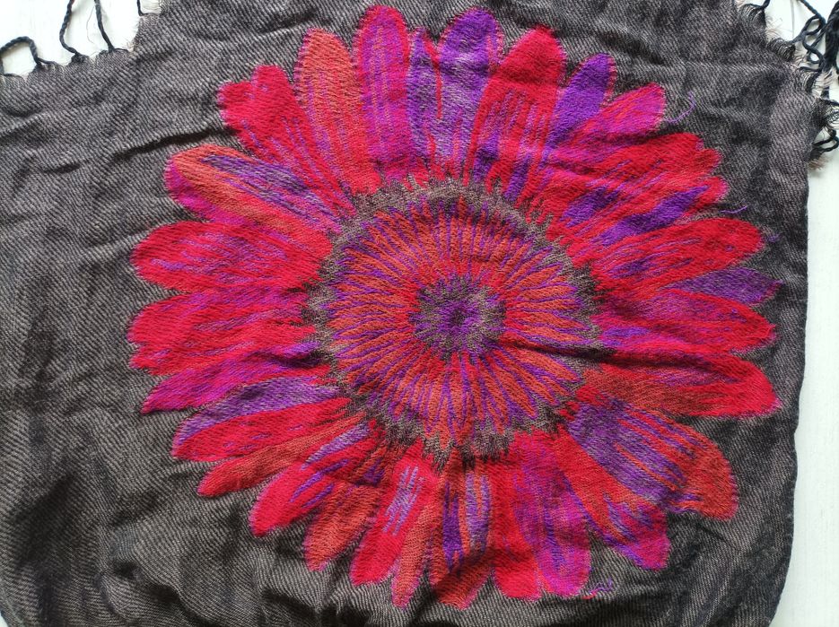 Дамски шал с бродирани цветя