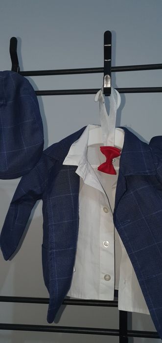 Costum elegant băiețel format din sacou pantaloni cămașă papion bereta