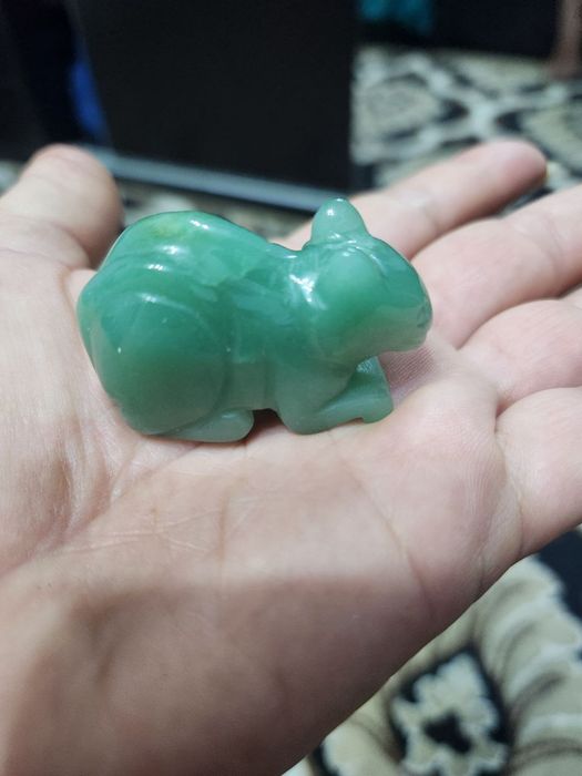 Нефритовая фигурка