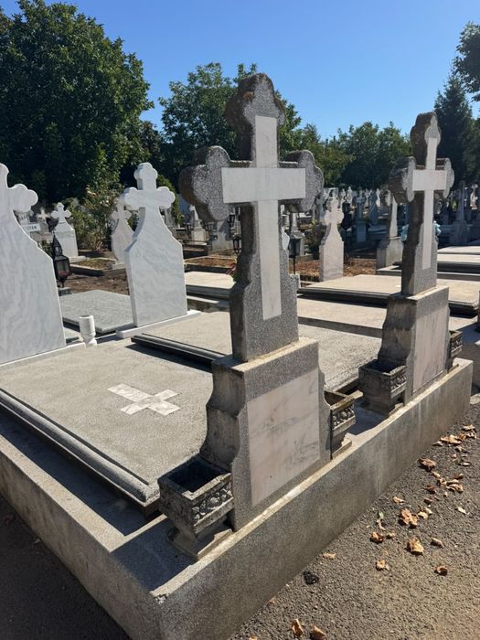 Vând 4 locuri de veci în 2 cripte – Roșu