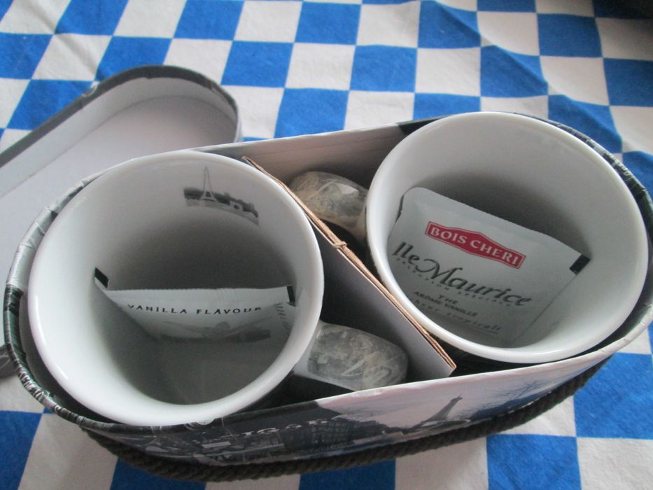 set 2 cani ceai Paris superbe noi