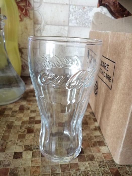 Бокалы пепси и кока кола