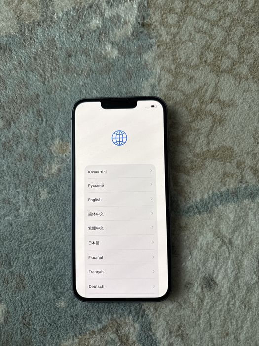 IPhone 14 защитное стекло стоит на экране