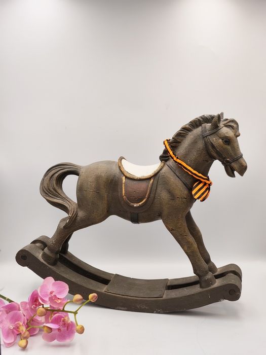 Антикварен, ръчно резбован и ръчно рисуван голям люлеещ се кон
