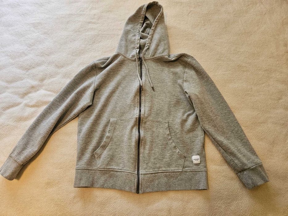 Продава се мъжки суичърт "JACK&JONES" в отлично състояние