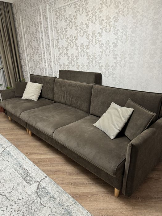 коричневый диван