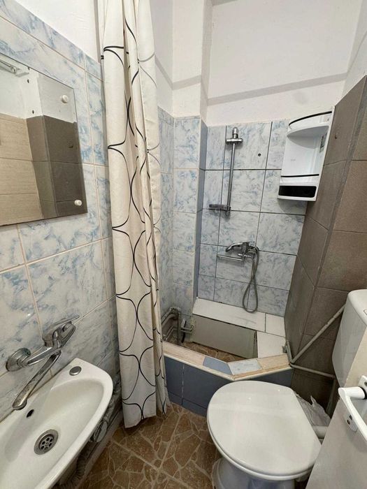 Privat apartament 4 camere 80mp semidecomandat zona Toamnei-Harmanului balcon inchis, termopane, beci, conditie: neimbunatatit