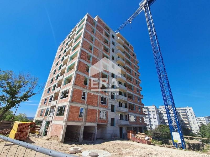 Четиристаен апартамент за продажба, с голяма дневна и тераса, в новост