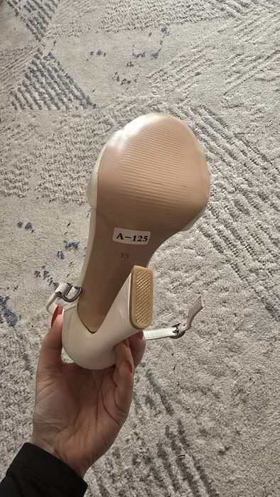 Продам новые босоножки..