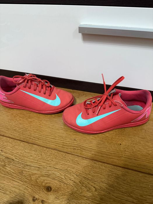 Футболни маратонки Найк за зала