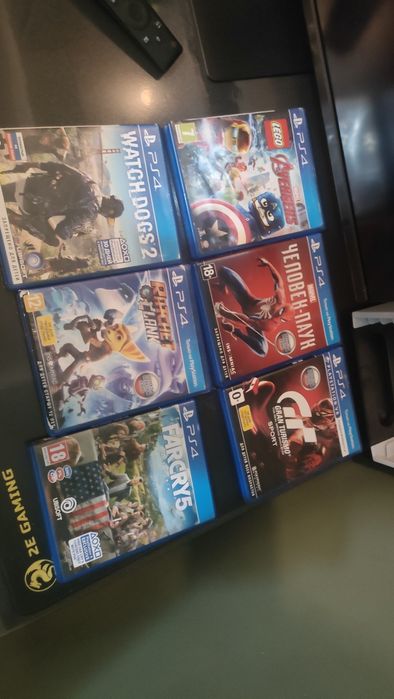 Ps4 slim с 2 джоистиком и аксессуары