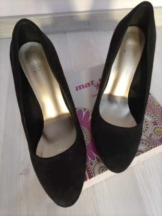 Обувки бели на ток черни велурени