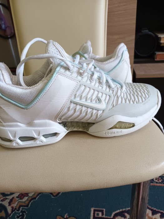 Adidași nike nr 40,5 în stare impecabilă preț 90 lei .comanda pe olx ieftin și sigur în jur de10  lei
