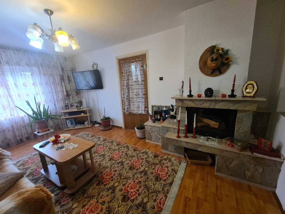 Două case de vânzare, în aceeași curte!!!
