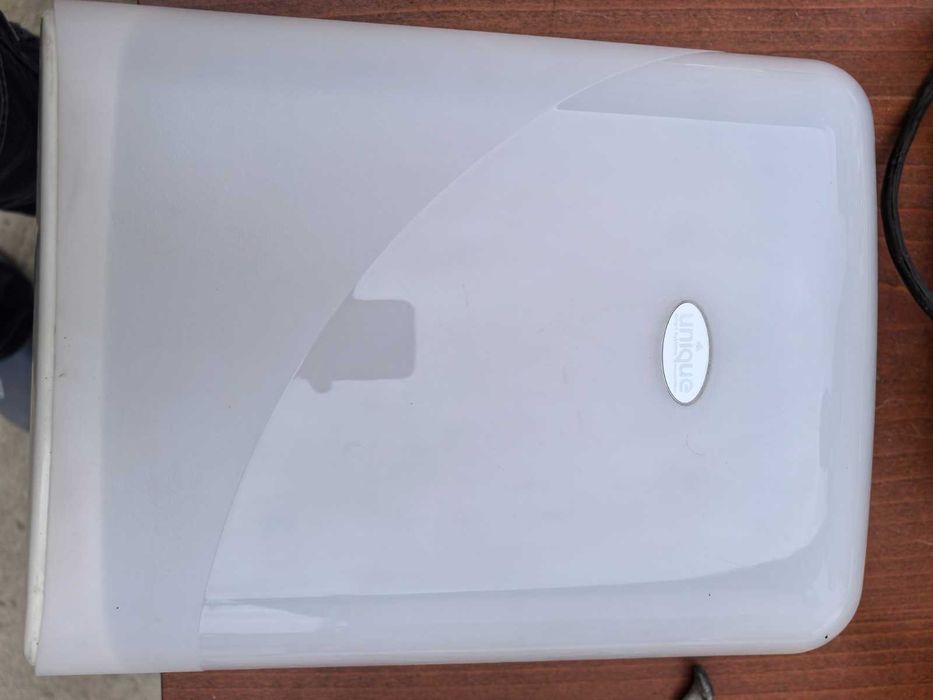 продавам диспенсър за сгънати хартиени кърпи за ръце марка юник