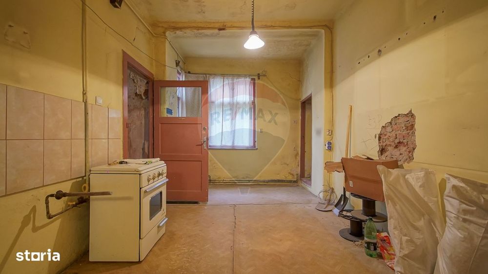 Vilă pe str Alexandru Ioan Cuza, 10 camere, S + P + E, teren 282 mp