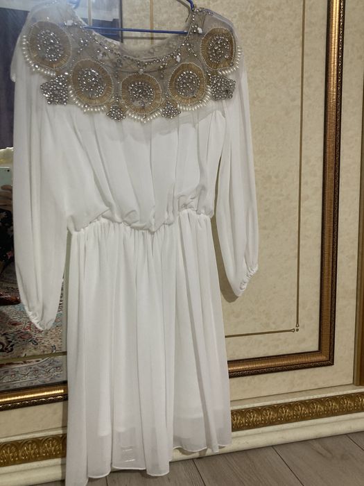 Платья белого света