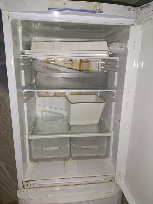 Срочно продам не рабочий холодильник индезит