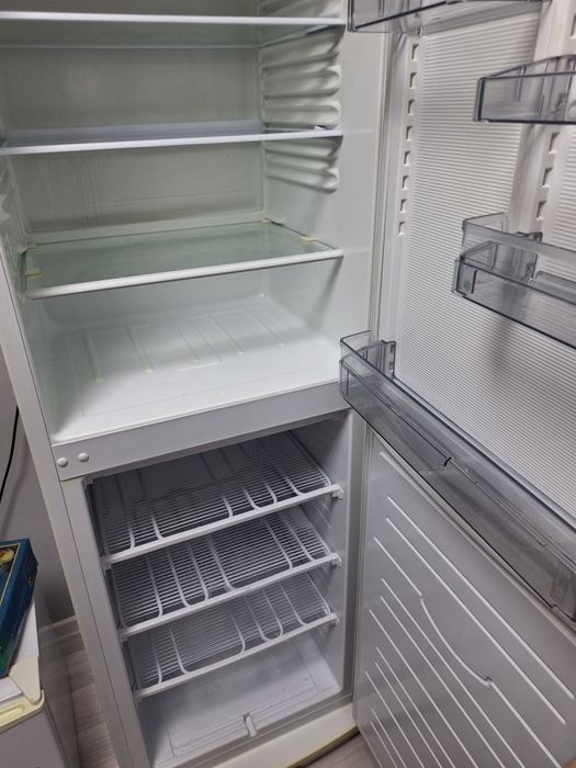 Продам Холодильник Атлант