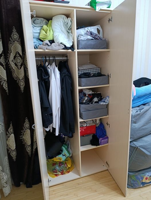 Продам шкаф и вешалку