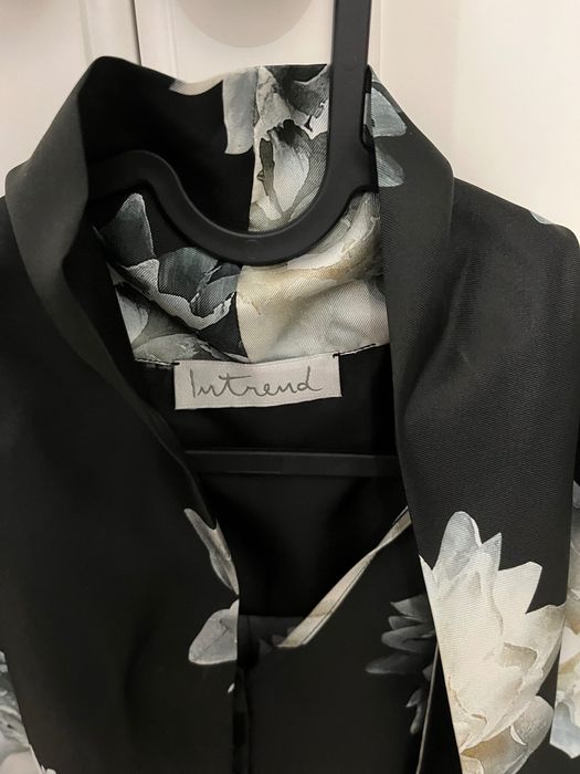 Vand bluza dama Intrend part of Max Mara noua