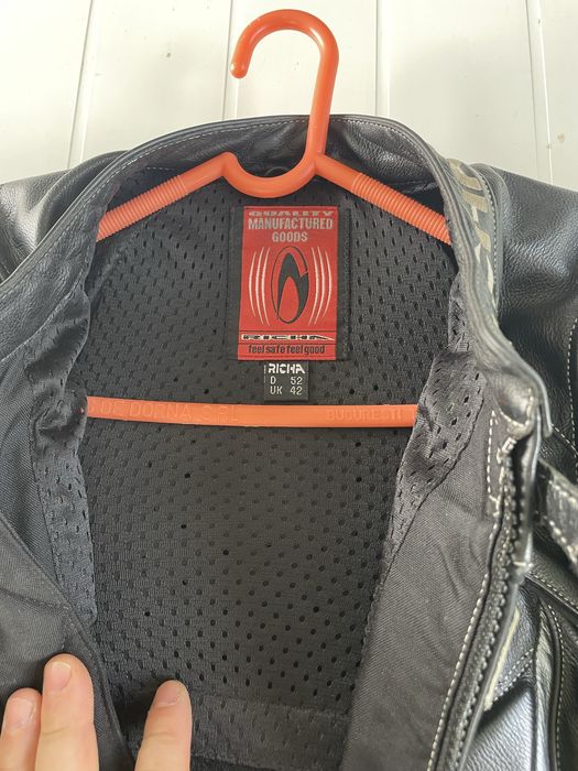 Se vinde costum piele motociclist marimea 52