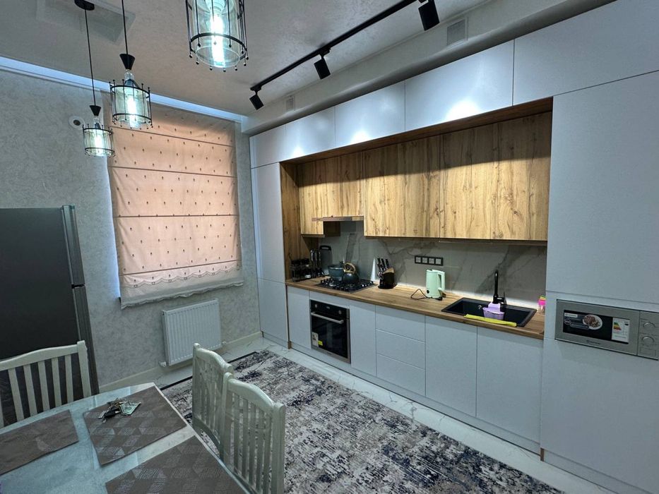 Arenda novastroyka Zamona toyxonani togrisida 2 xona evro uy