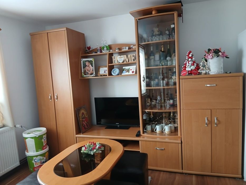 Mobila de living, canapea si masuta de cafea