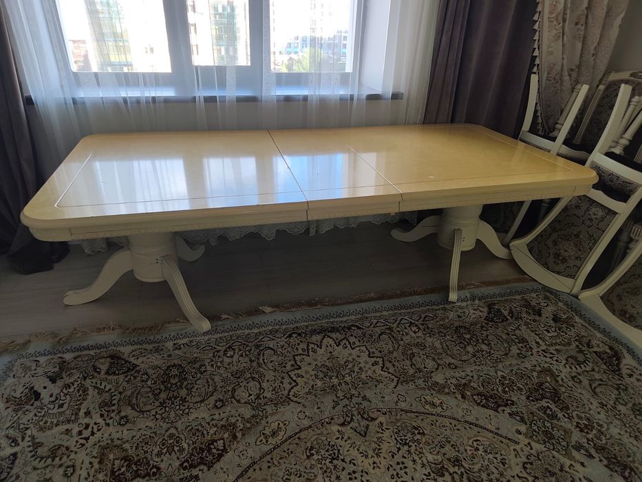 Стол обеденный..