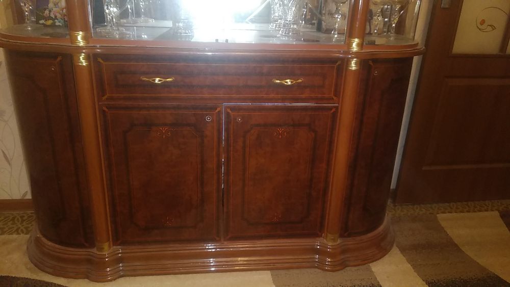 Сервант сотилади.