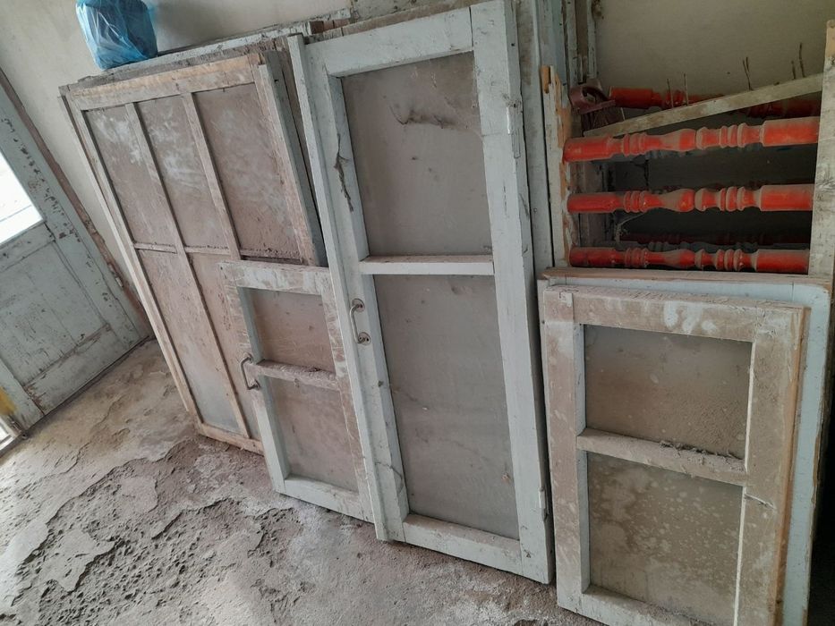 Рамалар ойналари билан, эшиклар  сотилади.  1 машин чикип боради