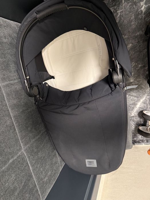 Cybex Priam 4 Platinum + два коша + зимен чувал + аксесоари