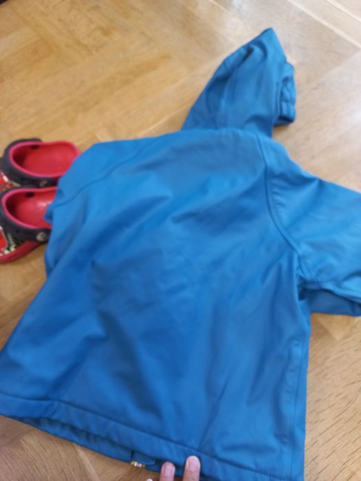 Дъждобран, ботушки и чехли