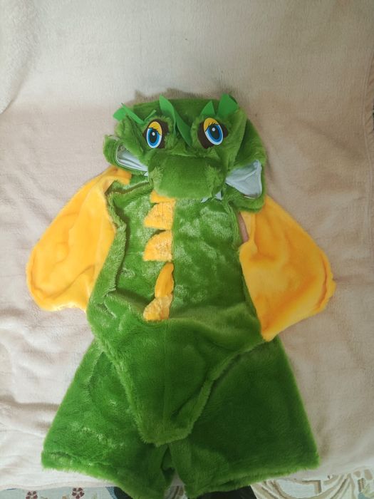 Продам 4 костюма новых дракон до 5 лет