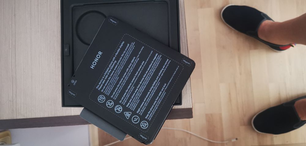Чисто нов HONOR Megik V 5