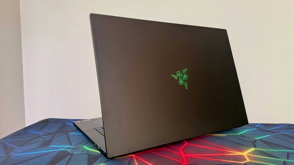 Laptop Gaming RAZER Blade 18 Dual UHD+ 240Hz/ FHD+ 440Hz Ultra 9 275HX 64GB Ram Nvidia RTX 5090 4TB Nou Sigilat Firma AlienStore Factura Garantie 2Ani