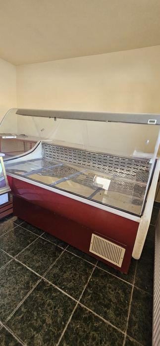 Vând două vitrine frigorifice carne