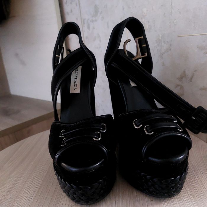 Продам босоножки на платформе