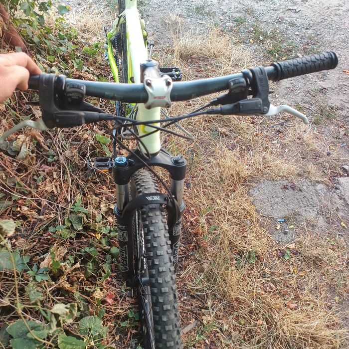 Vând bicicleta cube pro.