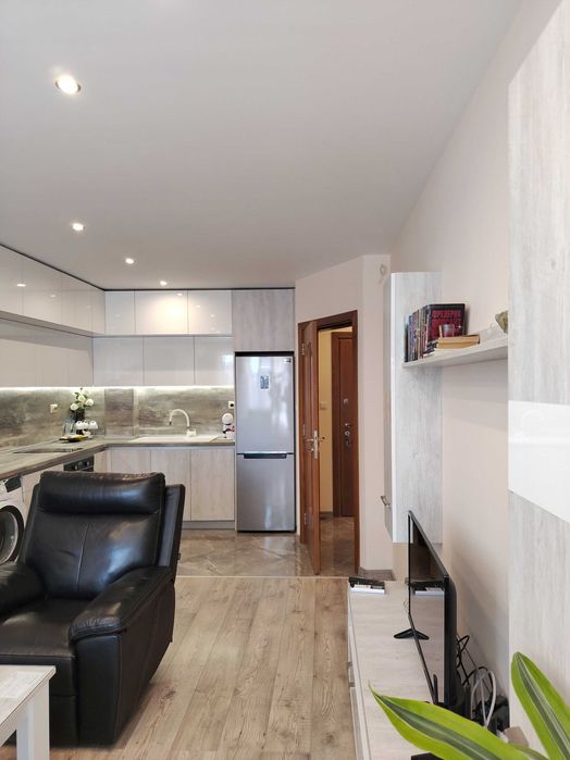 Луксико е с гараж ап.двустаен за нощувки до Гранд мол Лабиринт Фамилия