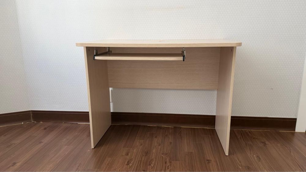 Спальня, комод, стол копьютерный и стулья