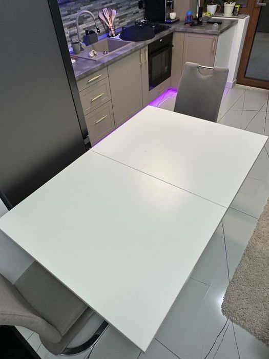 Vând masă extensibilă 140x90
