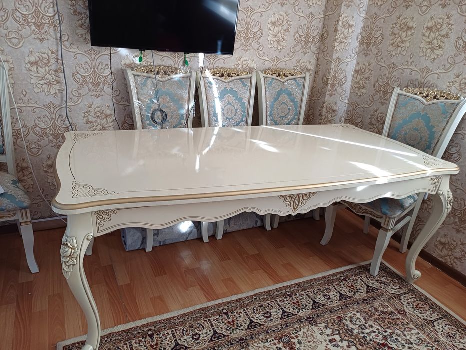 Продам стол гостиный