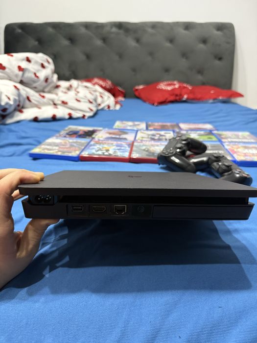 Vand Ps4 slim de 1tb memorie cu 2 manete si 13 jocuri