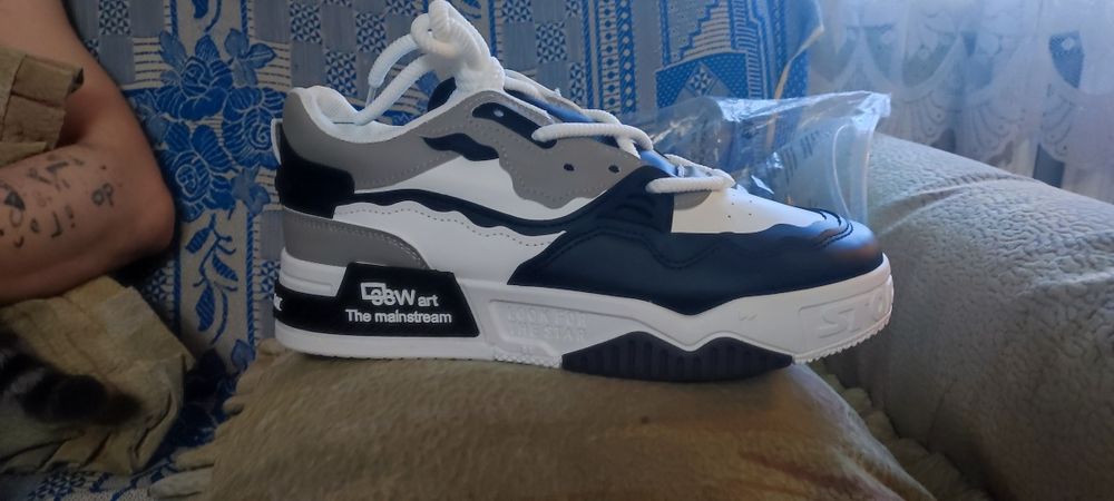 Продам новые кроссовки