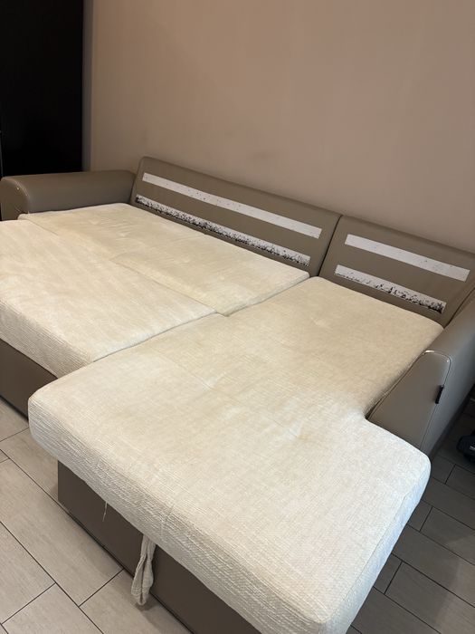 Ъглов диван  с дясна лежанка.