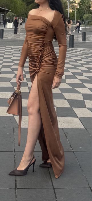 Рокля Cliche reborn в актуалния цвят за сезона за офицален повод