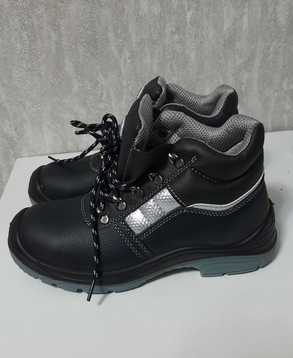 Продам рукавицы, распираторы и обувь