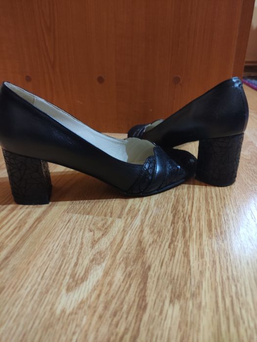 Vând pantofi dama din piele naturala