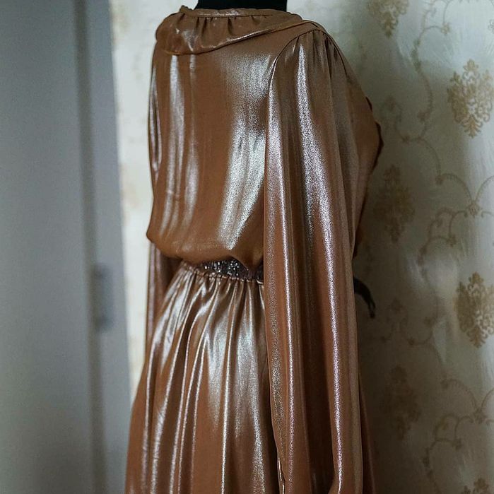 Rochie lunga lucioasă